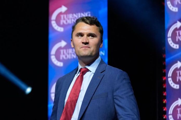 Charlie Kirk era un orgulloso desertor universitario con una línea directa al presidente Donald Trump como pocos.