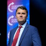 Charlie Kirk era un orgulloso desertor universitario con una línea directa al presidente Donald Trump como pocos.