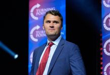 Charlie Kirk era un orgulloso desertor universitario con una línea directa al presidente Donald Trump como pocos.