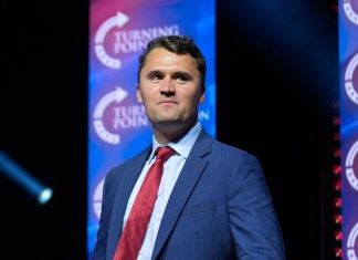 Charlie Kirk era un orgulloso desertor universitario con una línea directa al presidente Donald Trump como pocos.