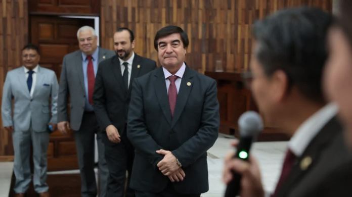 El secretario de comunicación del OJ, Moisés Jérez (corbata roja), solicitó al pleno de la CSJ que condecore al presidente Teódulo Cifuentes. Foto La Hora: OJ