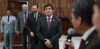 El secretario de comunicación del OJ, Moisés Jérez (corbata roja), solicitó al pleno de la CSJ que condecore al presidente Teódulo Cifuentes. Foto La Hora: OJ
