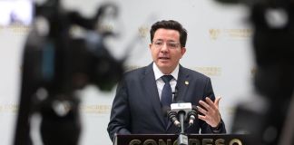 El presidente de la comisión legislativa de Finanzas, Julio Héctor Estrada, comentó las audiencias que tendrán por el proyecto de presupuesto general 2026. Foto: Congreso de la República