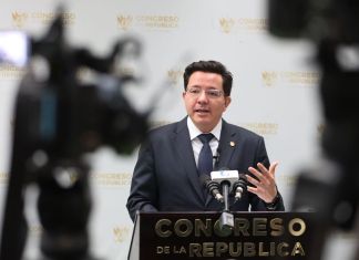 El presidente de la comisión legislativa de Finanzas, Julio Héctor Estrada, comentó las audiencias que tendrán por el proyecto de presupuesto general 2026. Foto: Congreso de la República