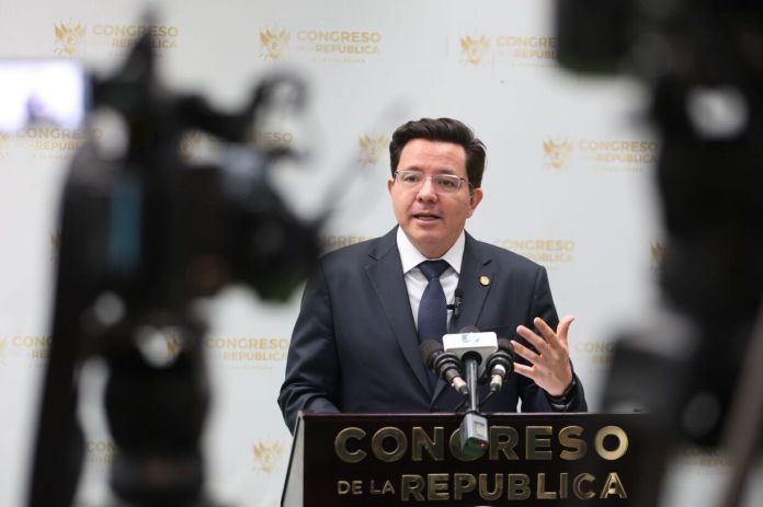 El presidente de la comisión legislativa de Finanzas, Julio Héctor Estrada, comentó las audiencias que tendrán por el proyecto de presupuesto general 2026. Foto: Congreso de la República