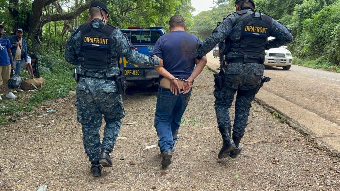 Capturan a presunto coyote que trasladaba a 11 migrantes en Jutiapa