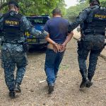 Capturan a presunto coyote que trasladaba a 11 migrantes en Jutiapa