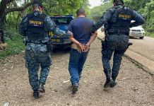 Capturan a presunto coyote que trasladaba a 11 migrantes en Jutiapa