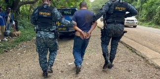 Capturan a presunto coyote que trasladaba a 11 migrantes en Jutiapa
