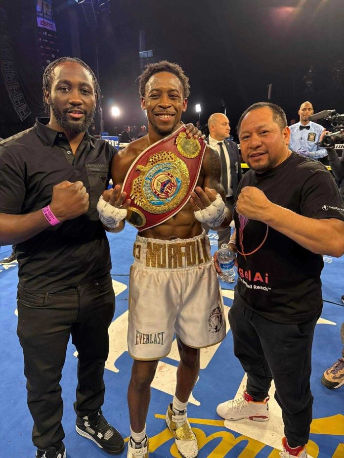 Terence Crawford junto a Esaú Diéguez, a su derecha, tras la competencia del sábado por la noche. Foto La Hora: Redes sociales.