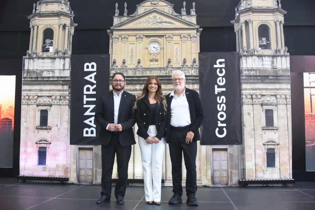 De izquierda a derecha: Estuardo García, director de canales alternos y digitales de Bantrab; Licely Sánchez, gerente de negocios en el extranjero; Hugo Cuevas-Mohr, CEO de CrossTech. Foto: La Hora/ José Orozco.