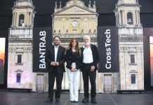 De izquierda a derecha: Estuardo García, director de canales alternos y digitales de Bantrab; Licely Sánchez, gerente de negocios en el extranjero; Hugo Cuevas-Mohr, CEO de CrossTech. Foto: La Hora/ José Orozco.