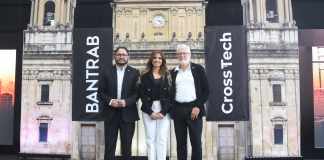 De izquierda a derecha: Estuardo García, director de canales alternos y digitales de Bantrab; Licely Sánchez, gerente de negocios en el extranjero; Hugo Cuevas-Mohr, CEO de CrossTech. Foto: La Hora/ José Orozco.