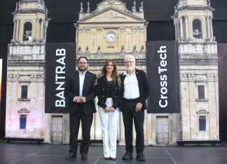 De izquierda a derecha: Estuardo García, director de canales alternos y digitales de Bantrab; Licely Sánchez, gerente de negocios en el extranjero; Hugo Cuevas-Mohr, CEO de CrossTech. Foto: La Hora/ José Orozco.