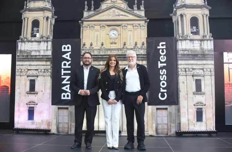 De izquierda a derecha: Estuardo García, director de canales alternos y digitales de Bantrab; Licely Sánchez, gerente de negocios en el extranjero; Hugo Cuevas-Mohr, CEO de CrossTech. Foto: La Hora/ José Orozco.