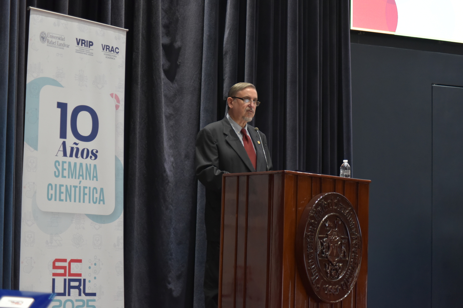 Juventino Gálvez, vicerrector de investigación y proyección, durante la inauguración de la "X Semana Científica". Foto: La Hora/ José Orozco. 