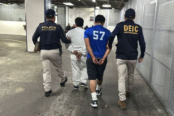 Tres deportados de EE.UU. fueron capturados por tener órdenes de captura en su contra. Foto La Hora: PNC