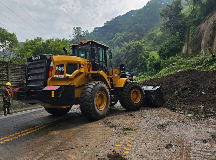 Anuncian cierre temporal en ruta Hincapié-Boca del Monte tras derrumbe en el kilómetro 11.5. Foto La Hora: PMT de Villa Canales.