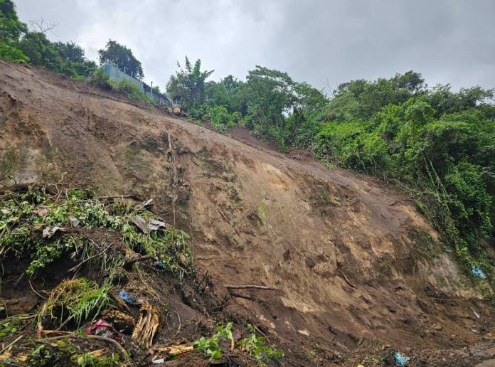 Alrededor de 17 viviendas están en riesgo por el derrumbe de ruta Hincapié-Boca del Monte