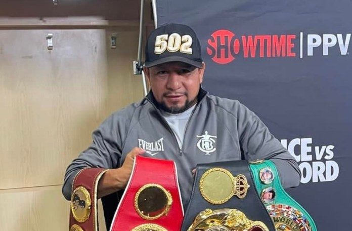 Esaú Diéguez, el guatemalteco en la esquina del campeón Crawford y en la histórica noche de Léster Martínez. Foto La Hora: Redes Sociales.