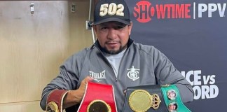 Esaú Diéguez, el guatemalteco en la esquina del campeón Crawford y en la histórica noche de Léster Martínez. Foto La Hora: Redes Sociales.