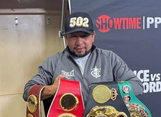 Esaú Diéguez, el guatemalteco en la esquina del campeón Crawford y en la histórica noche de Léster Martínez. Foto La Hora: Redes Sociales.