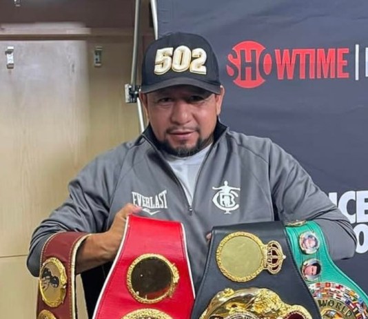 Esaú Diéguez, el guatemalteco en la esquina del campeón Crawford y en la histórica noche de Léster Martínez. Foto La Hora: Redes Sociales.
