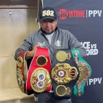 Esaú Diéguez, el guatemalteco en la esquina del campeón Crawford y en la histórica noche de Léster Martínez. Foto La Hora: Redes Sociales.