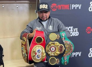 Esaú Diéguez, el guatemalteco en la esquina del campeón Crawford y en la histórica noche de Léster Martínez. Foto La Hora: Redes Sociales.