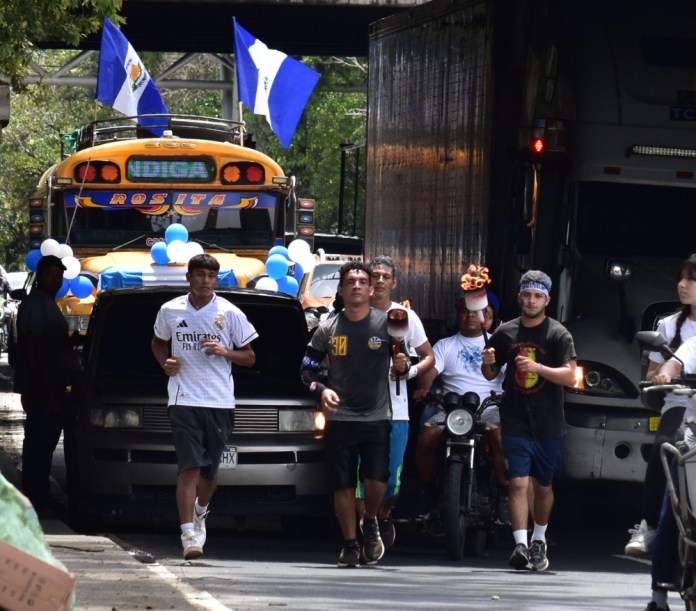 Diferentes instituciones han hecho un llamado para respetar a los participantes y evitar tirarles objetos que puedan dañarlos. Foto La Hora: Daniel Ramírez. 
