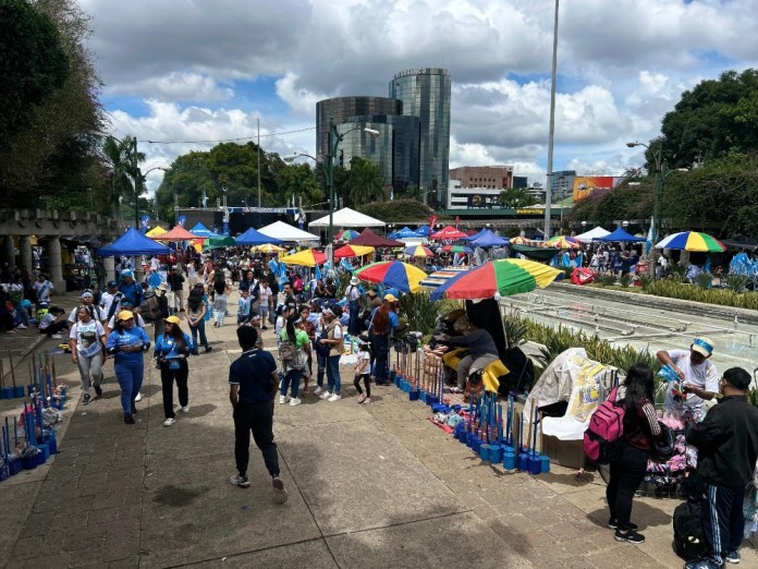 Sin importar si hay lluvia o sol, los guatemaltecos festejan las fiestas patrias en la Plaza del Obelisco. Foto La Hora: Daniel Ramírez. 