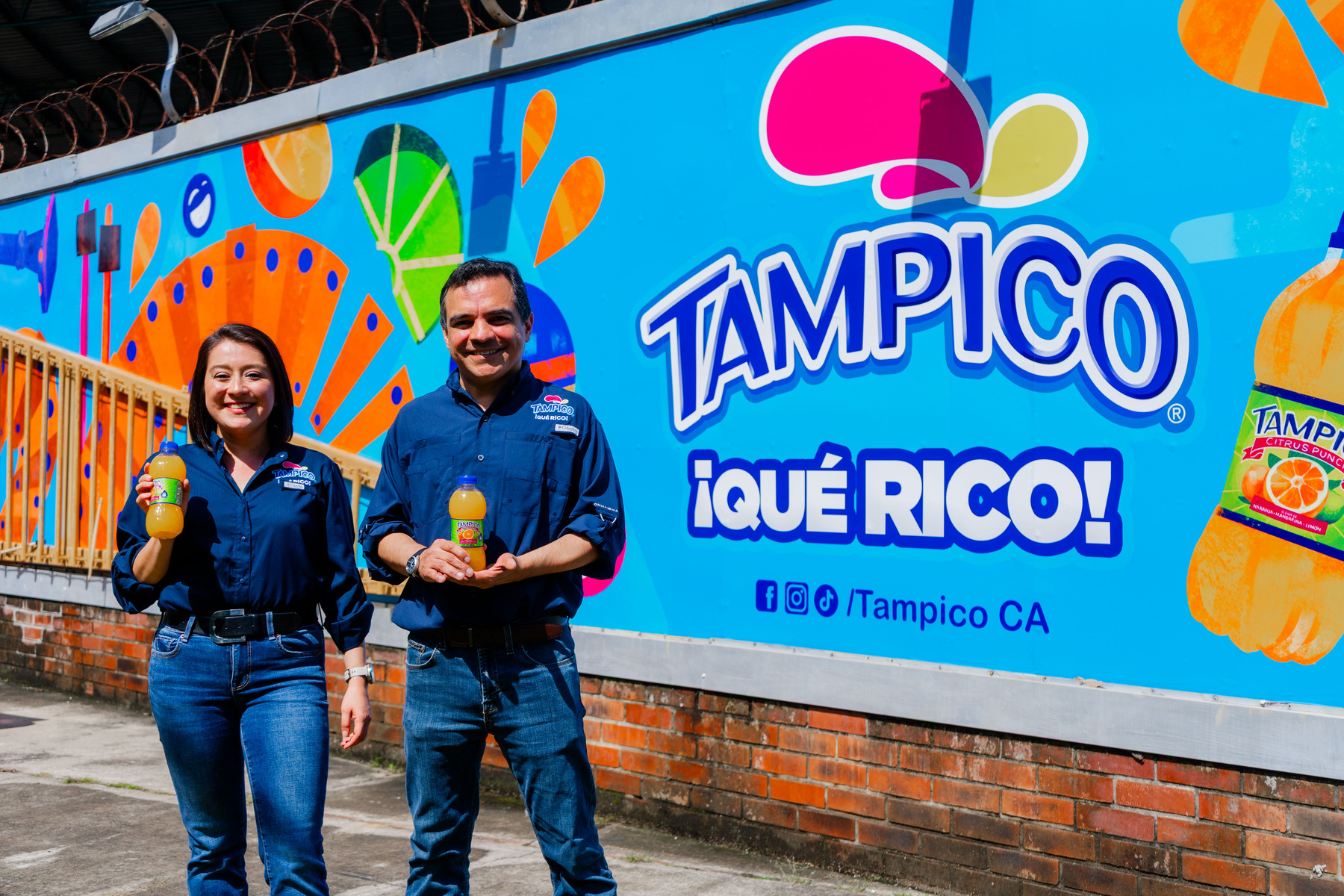 De izquierda a derecha: María Fernanda Ordoñez, gerente de marca Tampico; Ricardo López, gerente de categoría Maravilla y representante de Tampico. Foto: Tampico