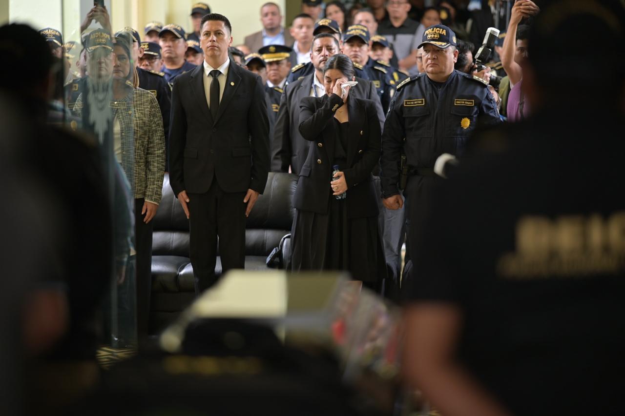 Funcionarios durante las honras fúnebres del agente fallecido el pasado 24 de septiembre. Foto La Hora: Fabricio Alonzo