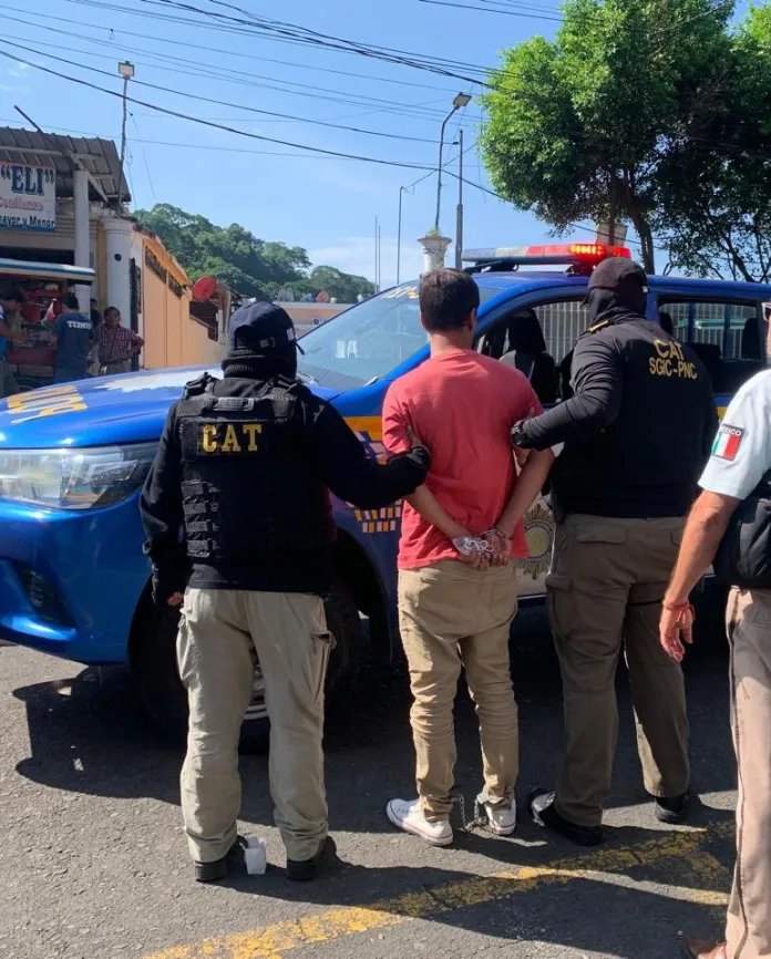 La Policía Nacional Civil (PNC) recibió un pandillero de la MS-13, quien figura entre los más buscados de El Salvador. Foto La Hora: PNC La Policía Nacional Civil (PNC) recibió un pandillero de la MS-13, quien figura entre los más buscados de El Salvador. Foto La Hora: PNC