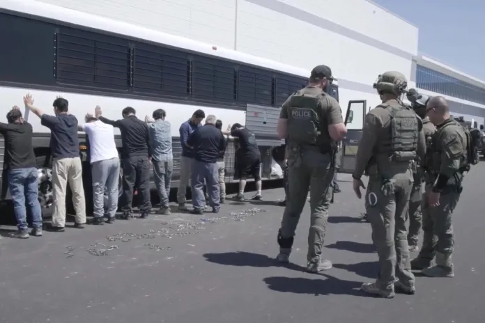 G0QUFQHbAAEhijV (1) Minex confirma presencia de 18 guatemaltecos entre los detenidos durante redada en ensambladora de vehículos.