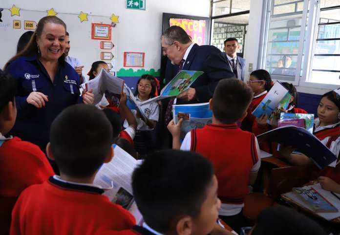 El presidente Bernardo Arévalo y la ministra Anabella Giracca visitando una escuela del país. Foto La Hora: Ministerio de Educación.
