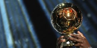 Balón de Oro 2025 sostenido por el jugador Ousmane Dembélé. Foto La Hora: AP