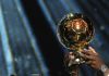 Balón de Oro 2025 sostenido por el jugador Ousmane Dembélé. Foto La Hora: AP