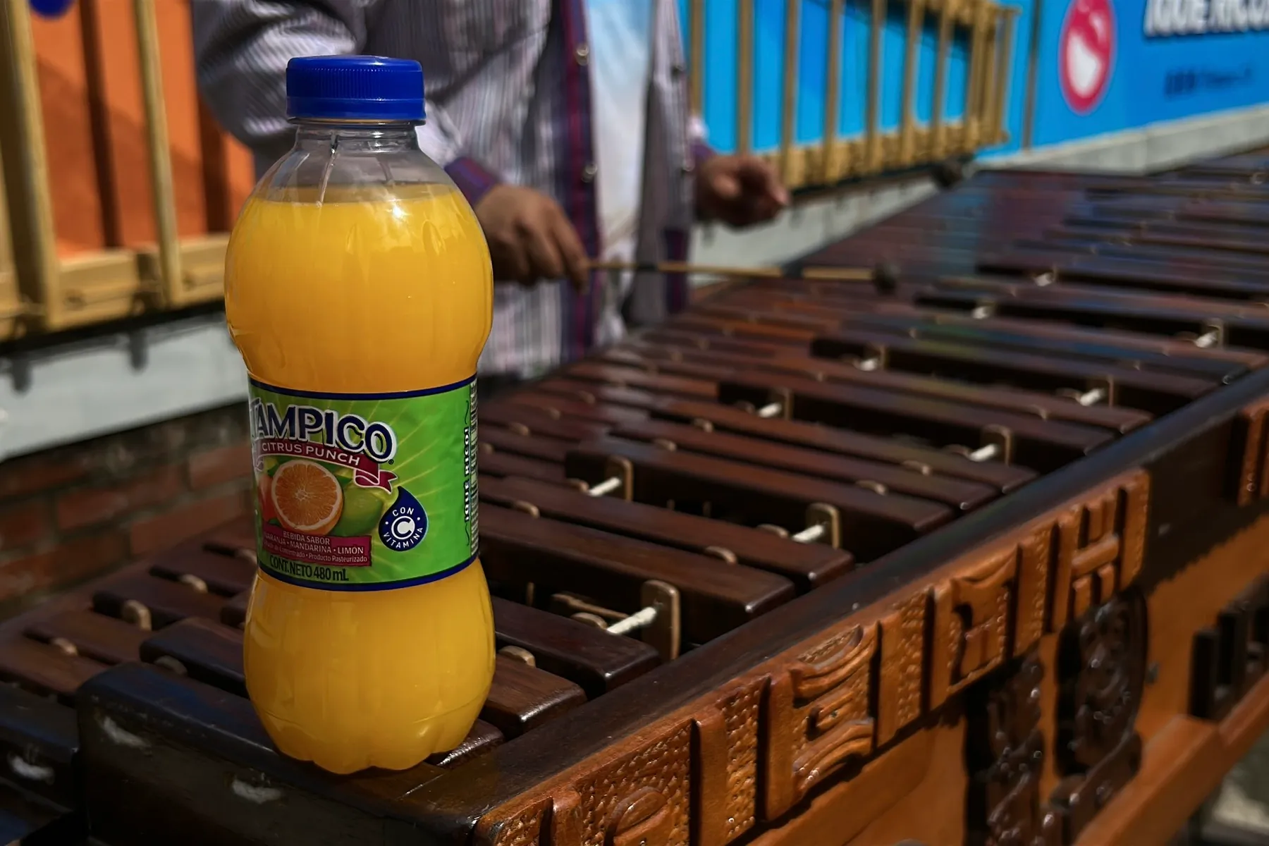 Tampico presentó su mural interactivo en la Avenida Las Américas como parte de su campaña Tradiciones para celebrar la cultura guatemalteca. Foto: La Hora/José Orozco.