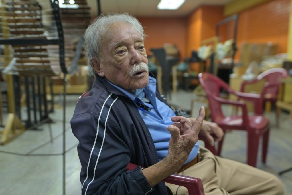 Joaquín Orellana brindó una entrevista a Diario La Hora, en donde explicó su obra "antinomia", y parte de su vida. Foto La Hora: Fabricio Alonzo 