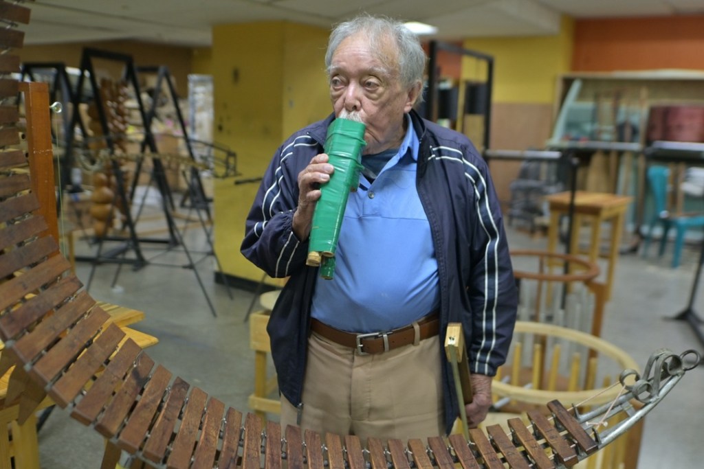 Joaquín Orellana brindó una entrevista a Diario La Hora, en donde explicó su obra "antinomia", y parte de su vida. Foto La Hora: Fabricio Alonzo