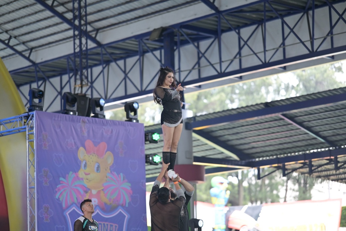 El cheerleading puede llevar pirámides y acrobacias en sus rutinas. Foto: La Hora/ Fabricio Alonzo.
