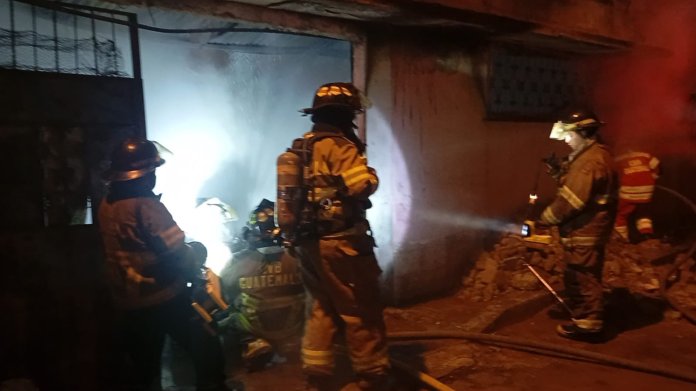 Incendio suscitado en la colonia Las Ilusiones, en la zona 18 de la ciudad capital. Foto La Hora: Cuerpo de Bomberos Voluntarios