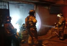Incendio suscitado en la colonia Las Ilusiones, en la zona 18 de la ciudad capital. Foto La Hora: Cuerpo de Bomberos Voluntarios