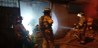 Incendio suscitado en la colonia Las Ilusiones, en la zona 18 de la ciudad capital. Foto La Hora: Cuerpo de Bomberos Voluntarios