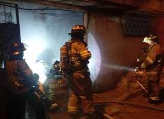Incendio suscitado en la colonia Las Ilusiones, en la zona 18 de la ciudad capital. Foto La Hora: Cuerpo de Bomberos Voluntarios