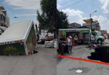 VIDEO: Camión repartidor de bebidas cae en socavón en México Un camión repartidor de bebidas cae en un hundimiento en Iztapalapa, México. Foto La Hora: Alcaldía de Iztapalapa