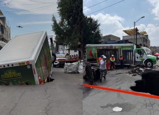 Un camión repartidor de bebidas cae en un hundimiento en Iztapalapa, México. Foto La Hora: Alcaldía de Iztapalapa
