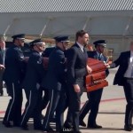 JD Vance carga ataúd de Charlie Kirk antes de su traslado a Arizona