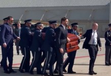 JD Vance carga ataúd de Charlie Kirk antes de su traslado a Arizona